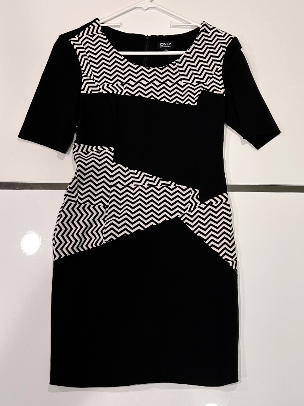 Fitted knee-length black-and-white color-block sheath dress w a modern geom